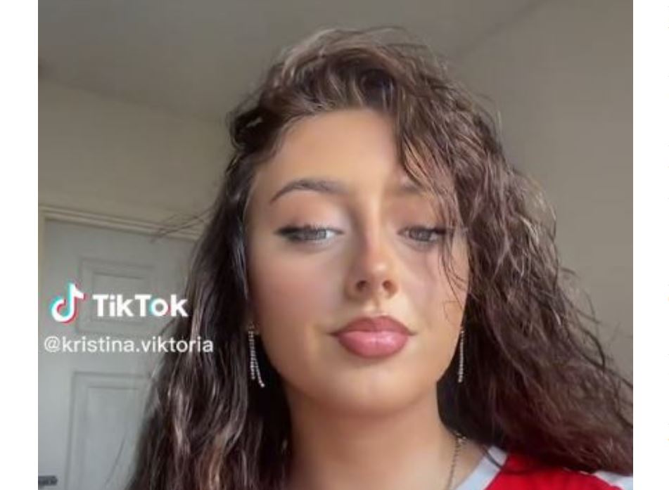 Vajza nga Shqipëria ofendon Kosovën, vesh fanellën e Serbisë (VIDEO)