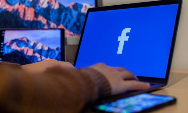 Facebook largon nga puna 11 mijë punëtorë
