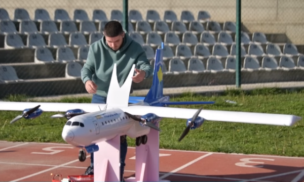Kush është i riu që e prodhoi “aeroplanin e parë” në Kosovë
