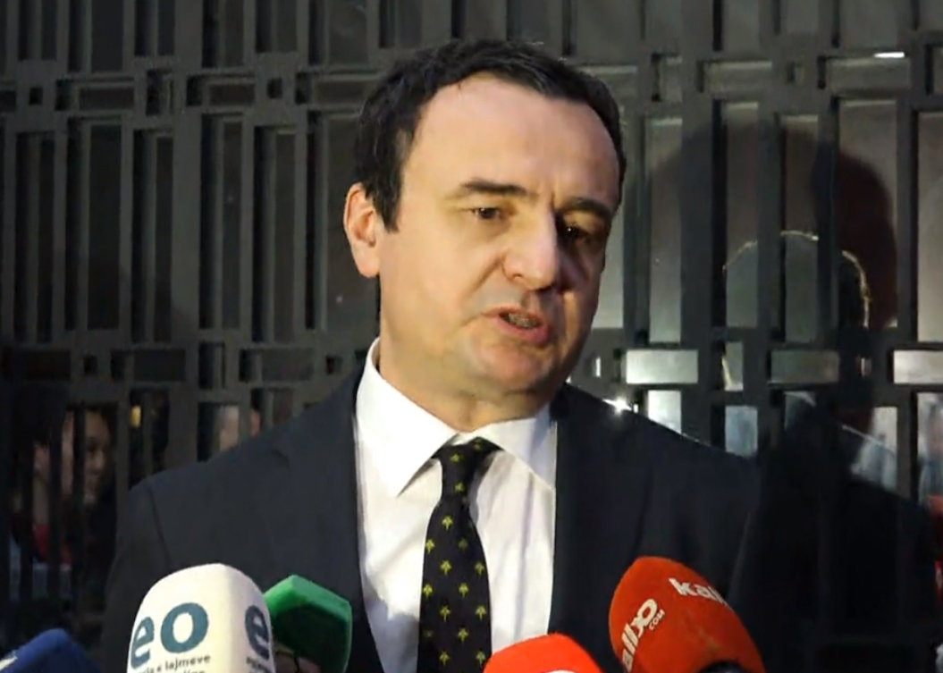 Kurti ironizon kur pyetet për takimin me opozitën: Nuk dua t’i lë analistët pa punë