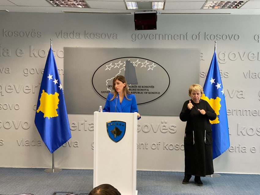 Ministrja Haxhiu shfaqet e nervozuar kur pyetet për sigurinë e qytetarëve serb në veri