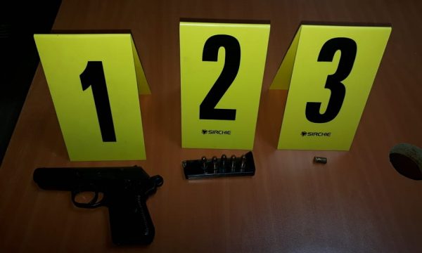 Përleshje mes të rinjve në Vushtrri, shkrepet edhe revolja