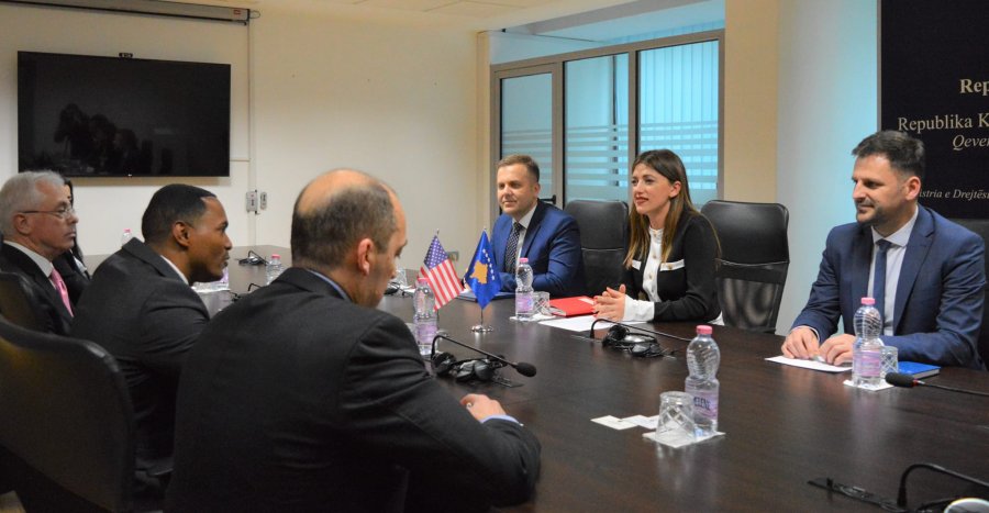 Haxhiu takohet me kongresistin amerikan, flasin për reformat në drejtësi