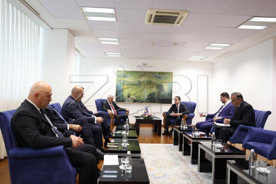 Haradinaj shau me nënë derisa po largohej nga takimi me Kurtin (+18)