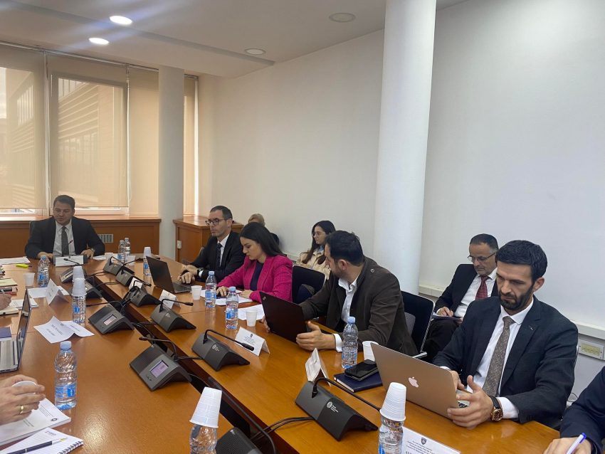 Mërgim Lushtaku e lëshon mbledhjen pas përplasjes me Armend Mujën