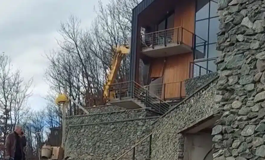 Vazhdon rrënimi i vilave pa leje në Batllavë