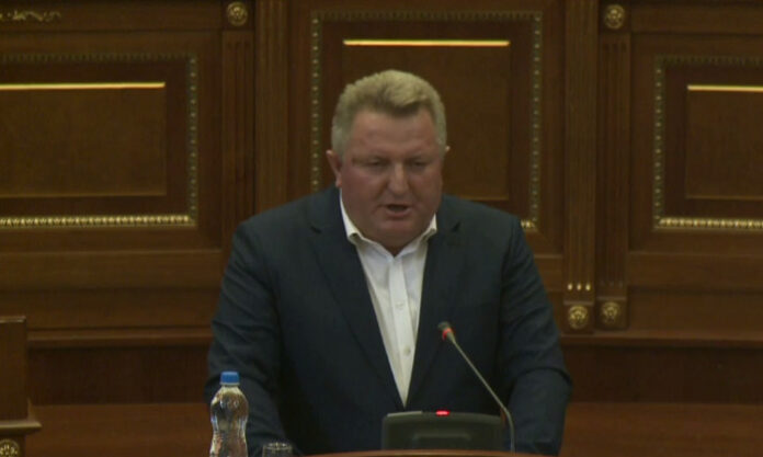 “Po rrëshqitni ndaj diçkaje tjetër, e ajo është tradhtia ndaj vendit tonë”, deputeti i PDK-së i revoltuar me pozitën në Kuvend