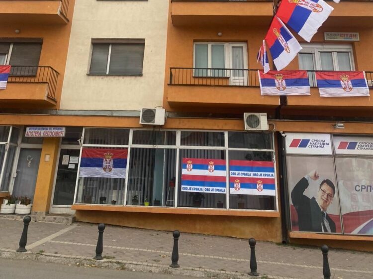Veriu “vishet” me flamuj serbë e me mbishkrime “Kjo është Serbi”