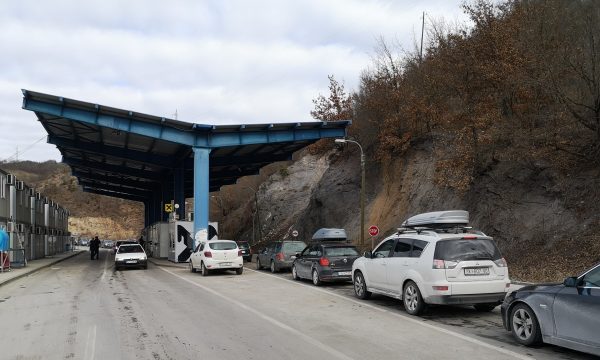 Pamje nga Veriu: Si po shkon “qortimi” i qytetarëve me targa ilegale