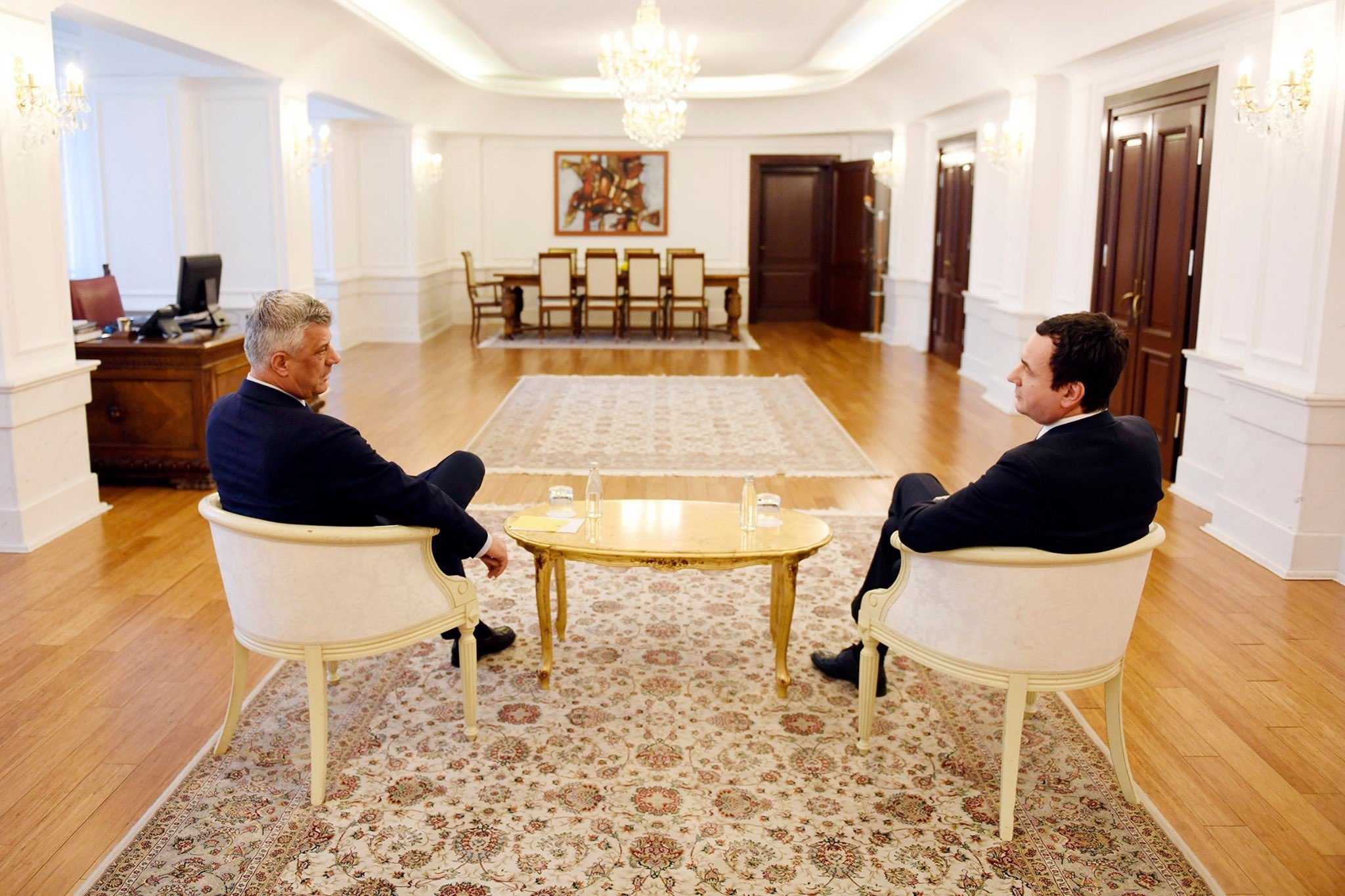 Kurti ende pa vizitë te Thaçi e të tjerët në Hagë: “Mund të shkoj, s’ka kurrfarë problemi”