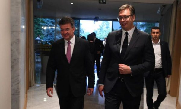 Tensionet për targat, Lajçak sonte në Beograd