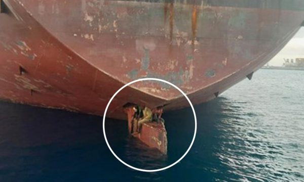 Udhëtimi i tmerrit i tre nigerianëve përmes oqeanit, mbijetuan 11 ditë në pjesën e jashtme të një anije cisterne nafte