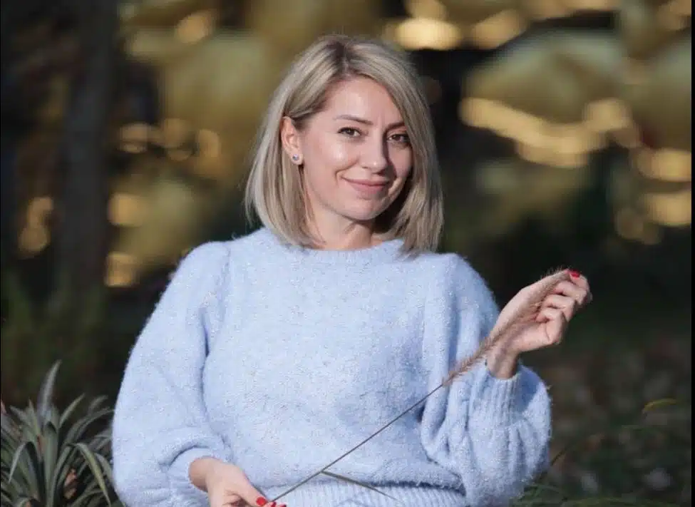 Edhe një mjeke lëshon Kosovën emocionon me letrën e saj: Andrrat tona përditë po thyhen