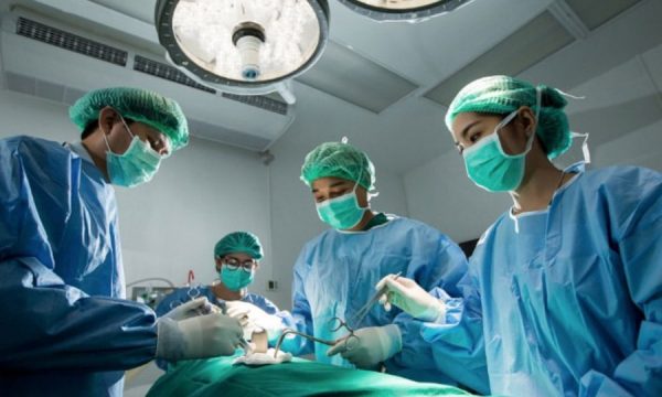 8 vjeçari i nënshtrohet operacionit në tru duke dëgjuar Mozartin