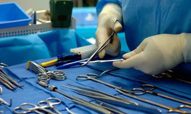 Një burrë vdes pasi mjekët i transplantuan veshkën me kancer