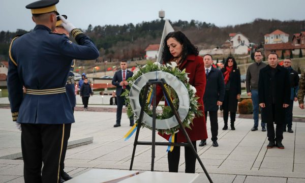 Presidentja Osmani në Prekaz: Adem Jashari është hero i dinjitetit tonë! Ai është i gjallë!