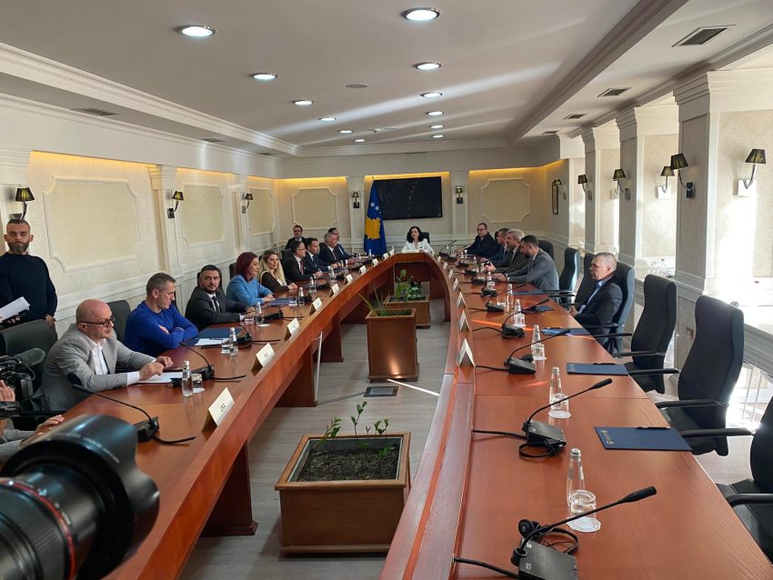 PDK deklarohet pas takimit të partive me presidenten Osmani