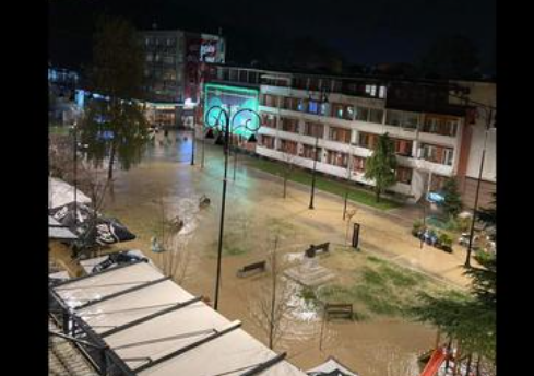 Situatë e rënduar në Pejë, vërshohet qendra e qytetit