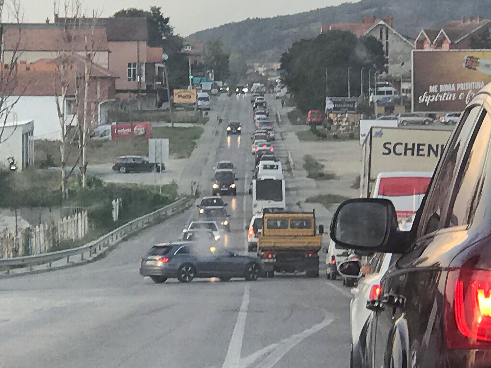 Deputeti nga Llapi: Pritje të gjata, lodhje e nervozë në rrugën Podujevë – Prishtinë! (Video)