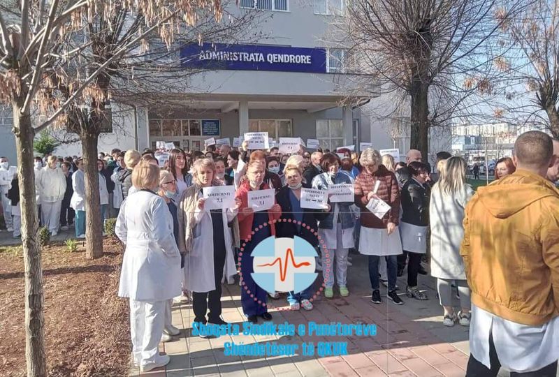 Sindikata e Punëtorëve Shëndetësor kërkon dorëheqjen e menaxhmentit të SHSKUK-së