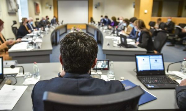 Prej cilave projekte i mori Qeveria paratë për t’i paguar pensionet e ndihmat sociale këtë muaj