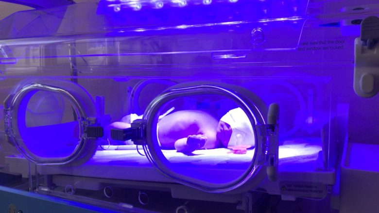 Qytetari ankohet se vajza e tij u la në inkubator pa ngrohje në QKUK, drejtoresha e klinikës: Nuk jemi në dijeni