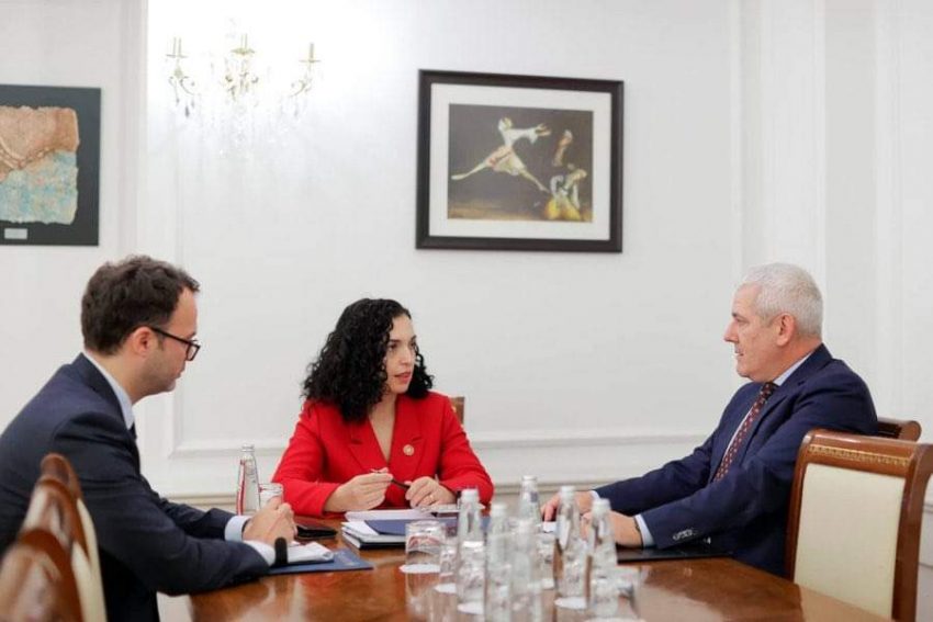 Osmani takohet me Sveçlën për t’u informuar rreth zhvillimeve në veri