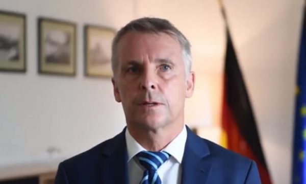 Rohde i ashpër: Absurde të ketë konfrontime të dhunshme për shkak të targave