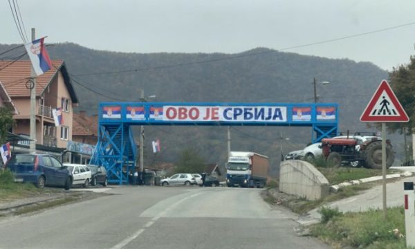 Leposaviqi mbushet me flamuj e mbishkrime “Këtu është Serbi”