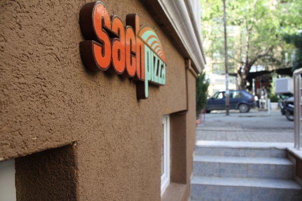 Policia zbarkon në Sach Pizza në Prishtinë, arreston punëtorin që u kap me armë zjarri