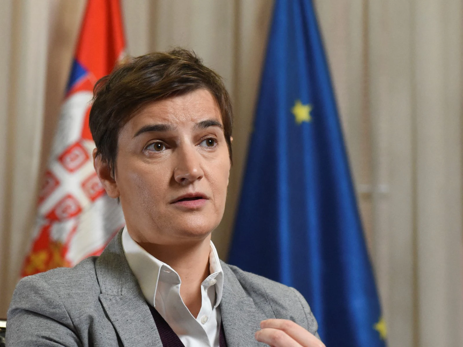 Kryeministrja serbe tregohet qesharake: Nëse futen përsëri në territorin tonë, do t’i rrëzojmë dronët nga Kosova!