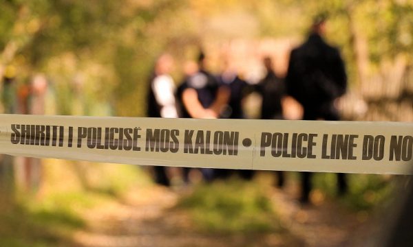 Vdes një grua në Prishtinë pasi dyshohet se ra nga një objekt, Policia nis hetimet