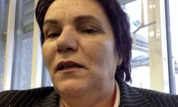 E mbijetuara e dhunës seksuale lëshon sallën teksa po fliste Daçiq