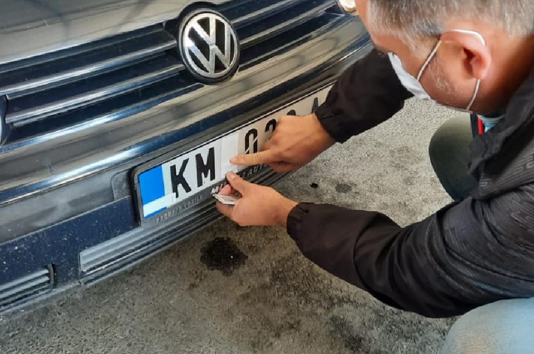 Në veri po respektohet pa problem vendosja e stikerave
