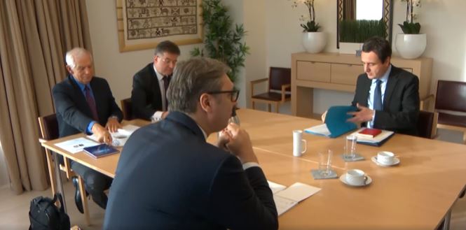 Për gati tri orë Kurti po e negocion me Vuçiqin vendimin “sovran” për targat