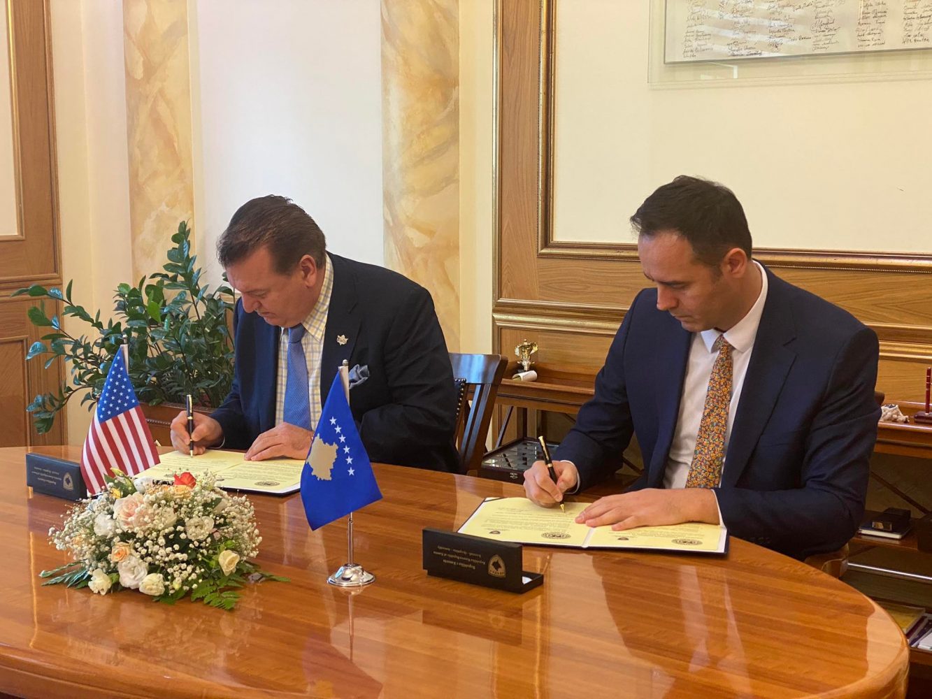 Konjufca nënshkruan marrëveshje me “Vatrën”, Berisha bën thirrje për përqendrim në njohje reciproke me Serbinë