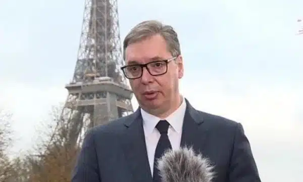 Vuçiq deklarohet pas takimit me Macronin, nuk është optimist për një takim me Kurtin