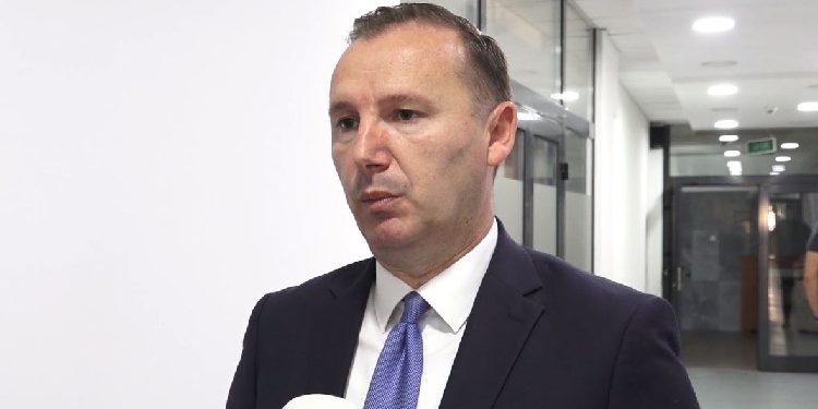 Zemaj: Kurti nuk e ka vëmendjen te kuadrot e reja që po largohen nga Kosova