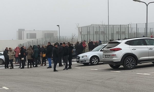 Mblidhen serbët kundër Kurtit e ambasadorit gjerman, pretendojnë se do të jetë protesta më e madhe ndonjëherë