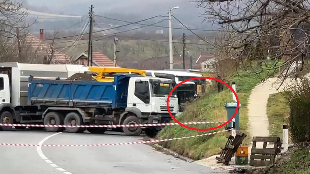 Kamionët kundër ‘të vërtetës’: Çka i hyjnë në punë Serbisë barrikadat në veri?