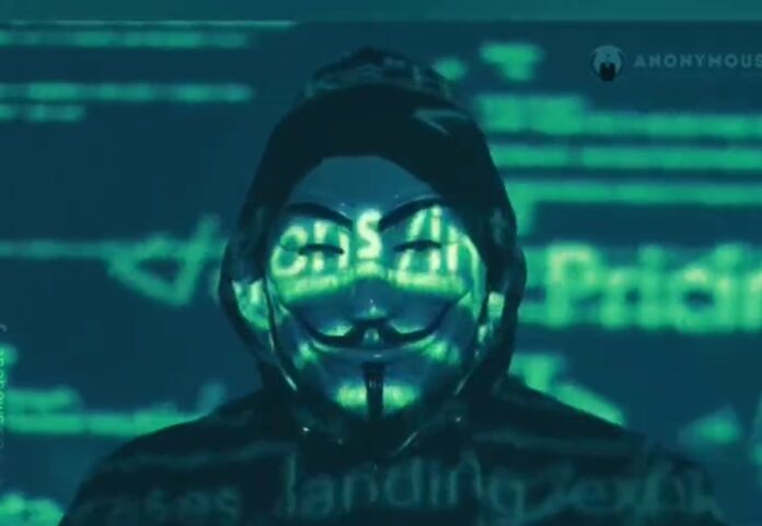 “Anonymous” mesazh Vuçiqit: Ndaloni veprimet e rrezikshme në Kosovë