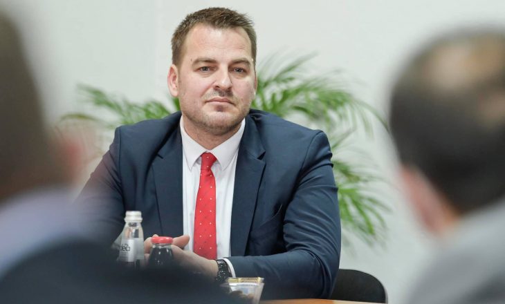 Armend Muja ngret zërin në Komision, tre deputetë të LVV-së lëshojnë mbledhjen