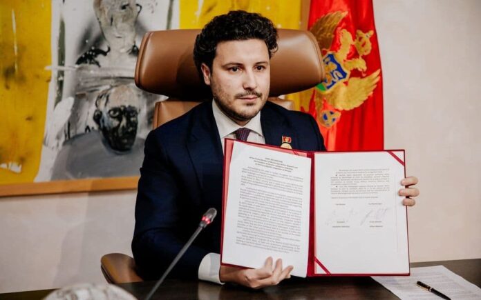 Zelensky ia dërgoi Gjukanoviçit, por Abazoviç e merr përsipër vet dhe e nënshkruan deklaratën për Perspektivën Euro-Atlantike të Ukrainës