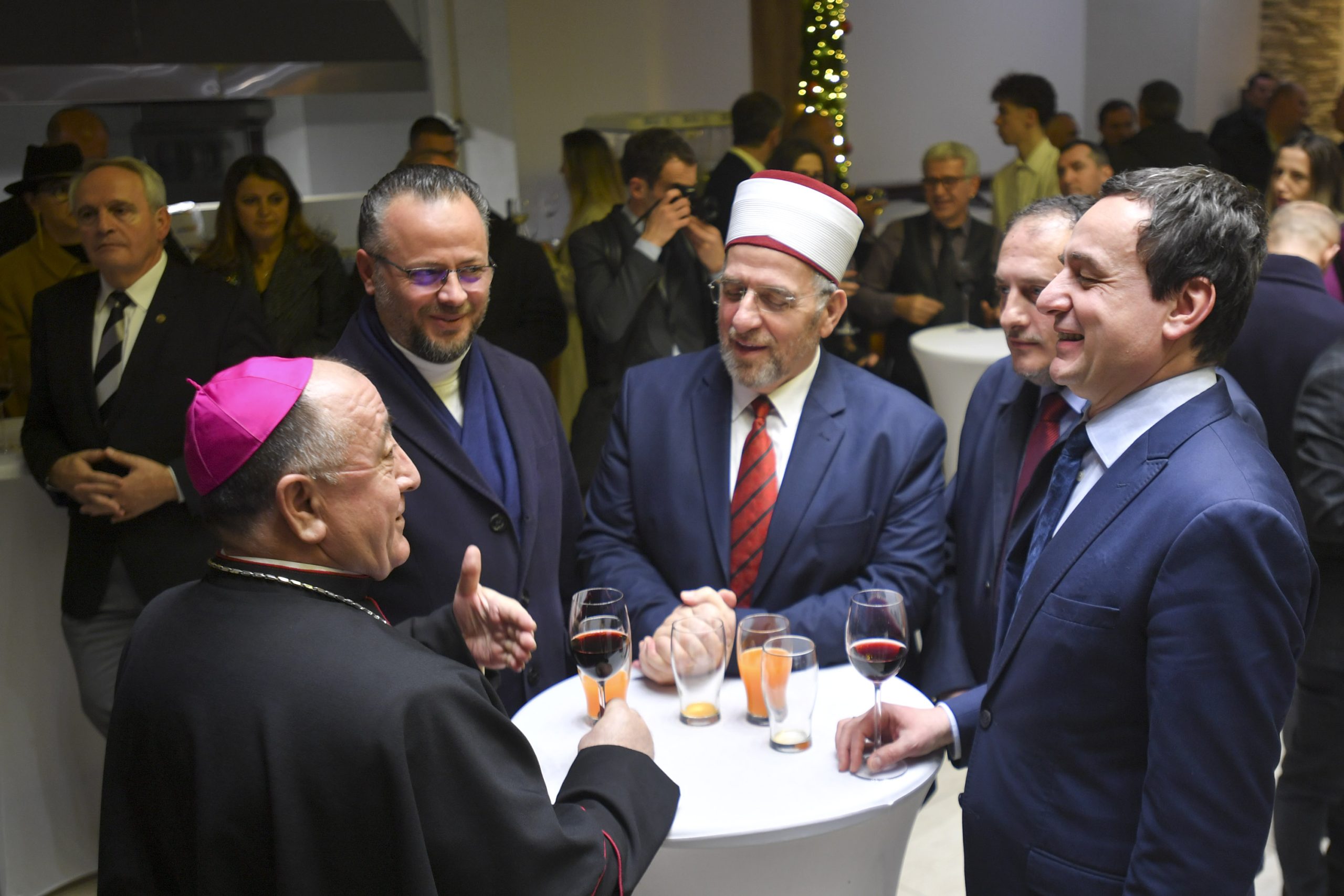 Kurti merr pjesë në pritjen e organizuar për Krishtlindje nga Ipeshkvia e Kosovës