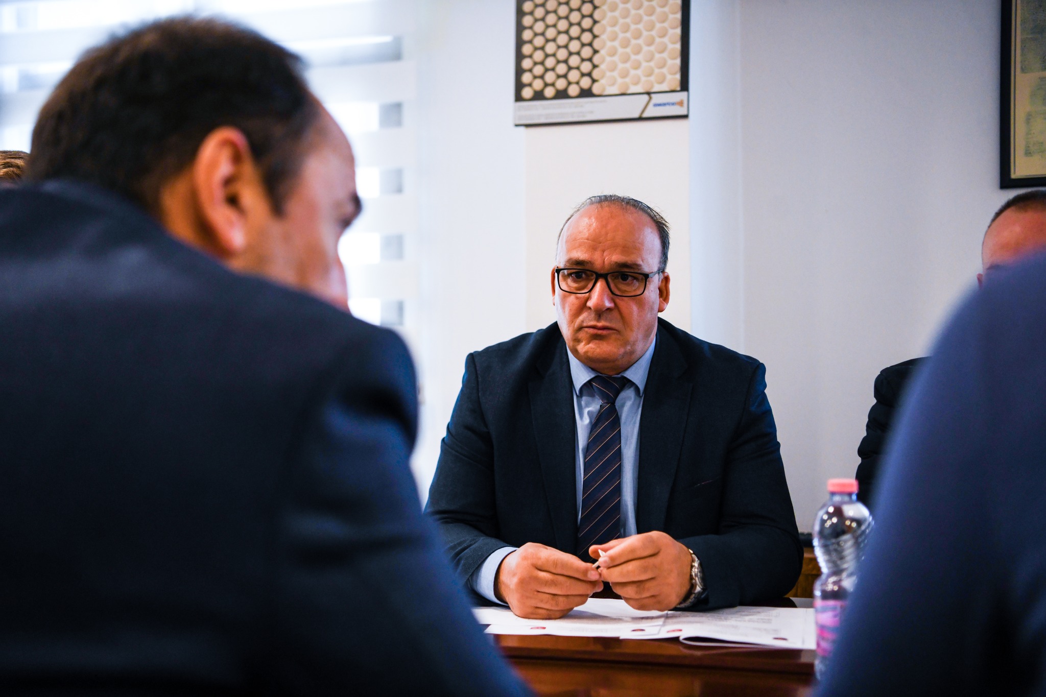 Shpejtim Bulliqi i shkon në zyrë Liburn Aliut, kërkon përfundim sa më të shpejt të rrugës Podujevë-Prishtinë