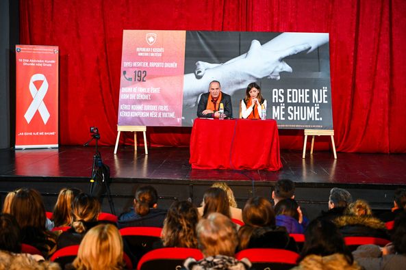 Bulliqi bashkë me Albulena Haxhiu bashkëbiseduam me gratë llapjane për fenomenin e dhunës në familje dhe dhunës ndaj grave