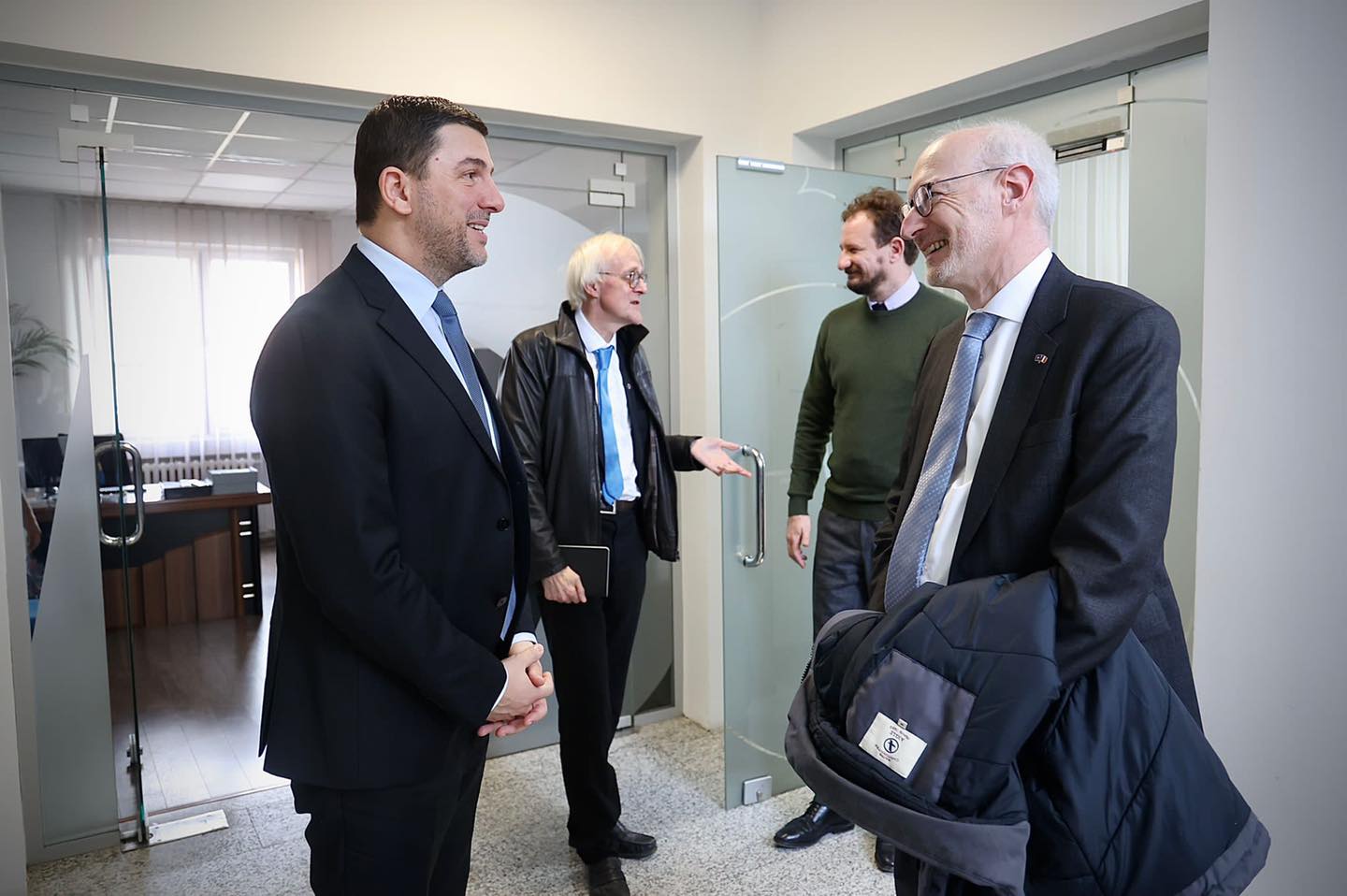 Krasniqi takon ambasadorin francez, ia përsërit pikat e PDK-së për marrëveshjen finale