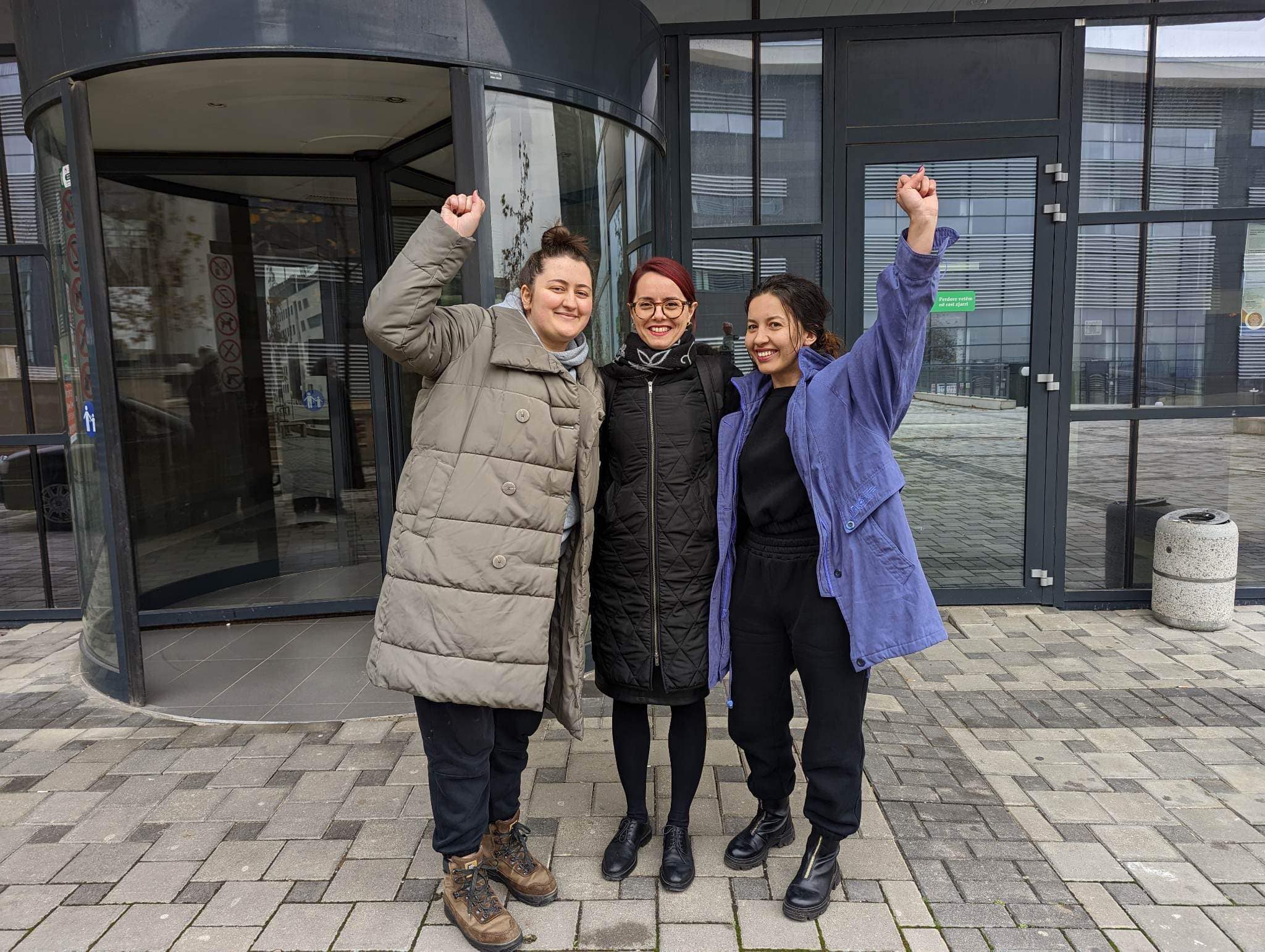 Lirohen aktivistet feministe Anita Mjeku dhe Neri Ferizi, që u arrestuan në protestë