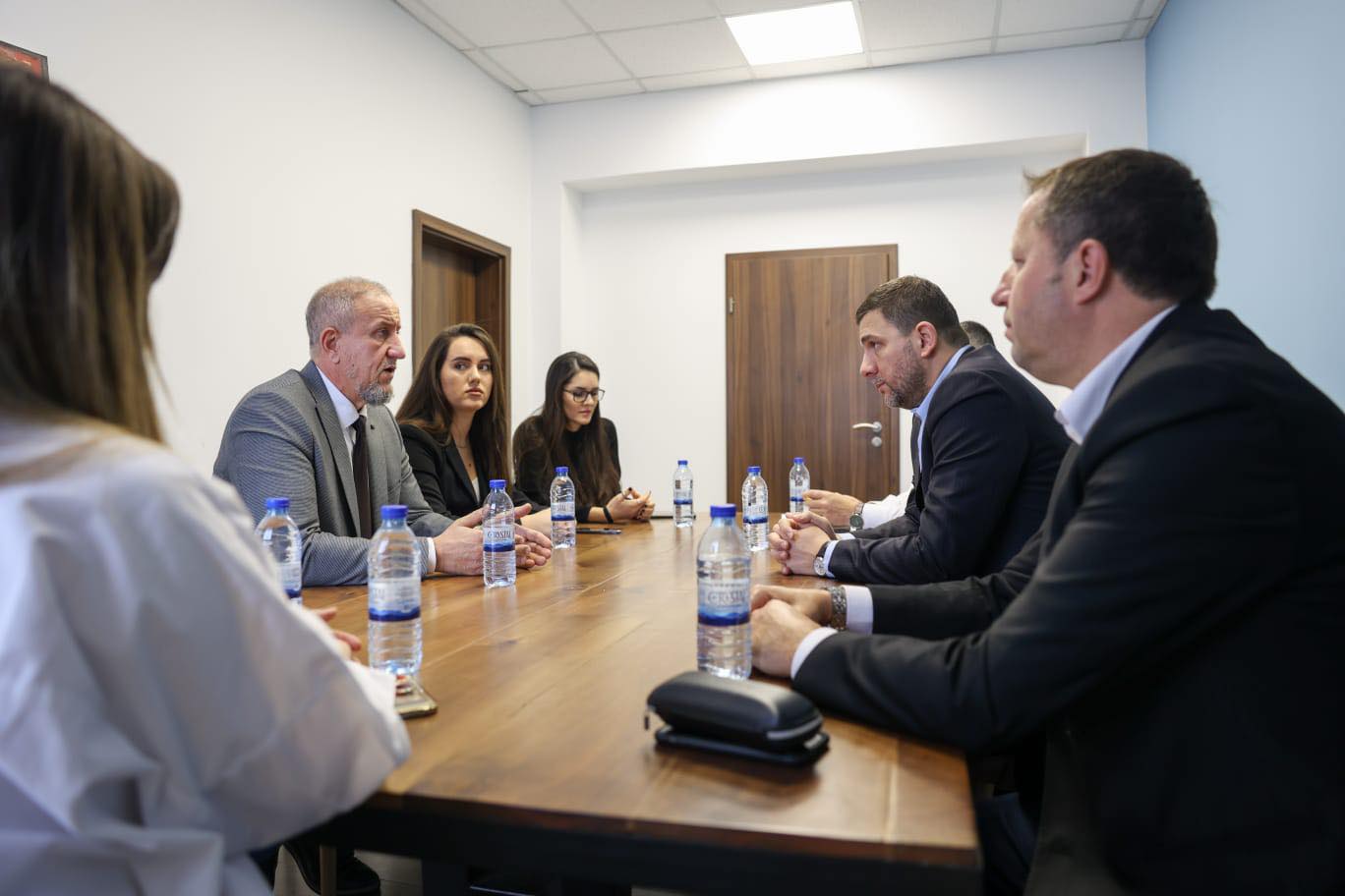 Memli Krasniqi pret delegacionin e grupit Besa-Besë, fton qytetarët të blejnë sa më shumë prodhime vendore