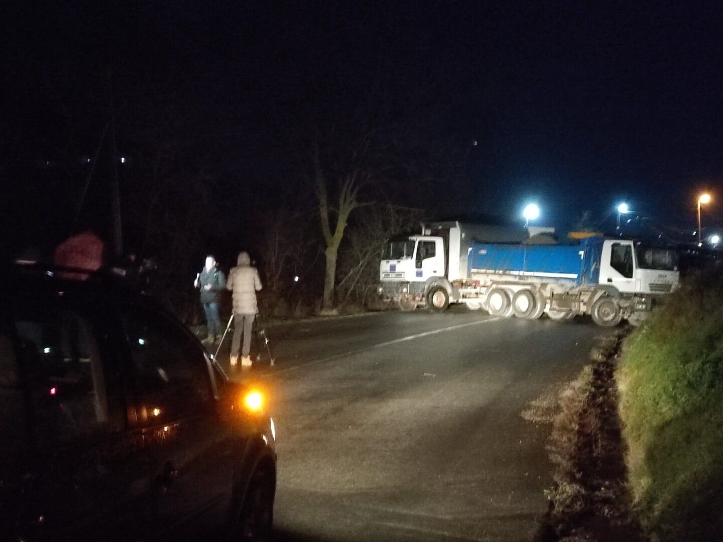 Derisa gazetarja po raportonte, serbët hedhin mjet shpërthyes